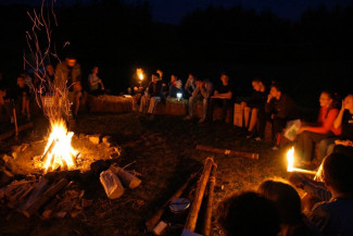 Lagerfeuer mit Personen